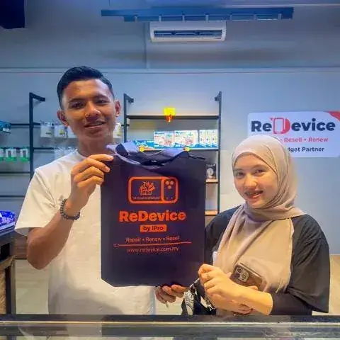 Pelanggan jual phone lama dapat instant cash di iPRO SP