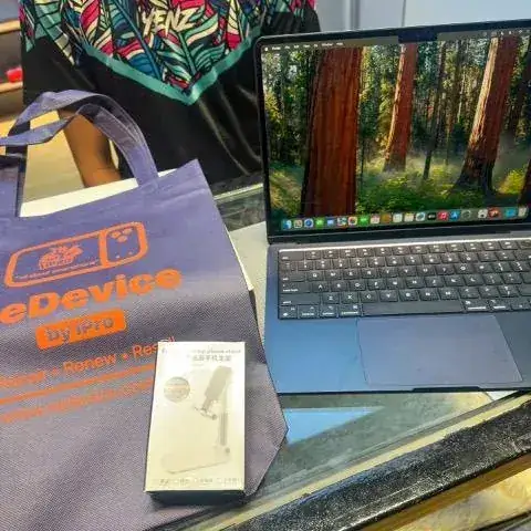 Pelanggan iPRO SP mengambil phone yang siap repair